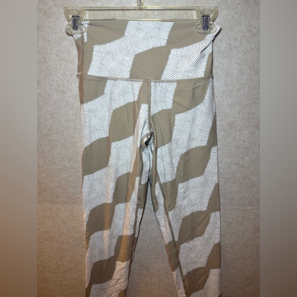 Aerie Chill Play Move High Waisted Geometic White Beige Tan Legging Size Small - Picture 2 of 11